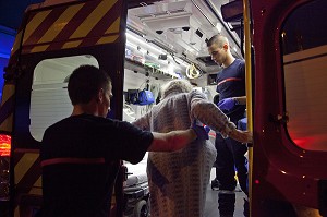 TRANSPORT D'UNE VIEILLE FEMME AYANT FAIT UN MALAISE A SON DOMICILE, DANS L'AMBULANCE DES SAPEURS-POMPIERS, MULHOUSE, HAUT-RHIN (68), FRANCE