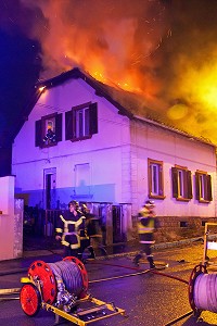 SAPEURS-POMPIERS ET INCENDIE DE MAISON, FRANCE