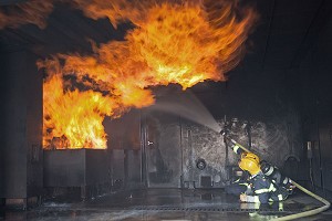 SAPEURS-POMPIERS DANS UN SIMULATEUR DE FLASH-OVER, COLMAR, FRANCE