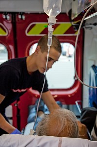 PERFUSION D'UNE VICTIME PENDANT SON TRANSPORT A L'HOPITAL DANS L'AMBULANCE DES SAPEURS-POMPIERS, MULHOUSE, HAUT-RHIN (68), FRANCE