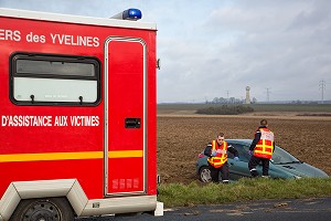 INTERVENTION DES SAPEURS-POMPIERS SUR UN ACCIDENT DE VOITURE DANS UN CHAMP DE LABOUR, CENTRE DE SECOURS DE BREVAL, YVELINES (78), FRANCE 