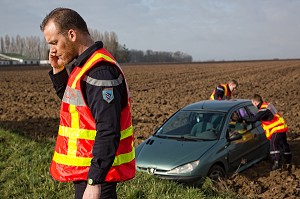 CAPORAL-CHEF BENOIT DUPART AU TELEPHONE POUR PASSER LE BILAN DE L'ACCIDENT DE VOITURE DANS UN CHAMP DE LABOUR, CENTRE DE SECOURS DE BREVAL, YVELINES (78), FRANCE 