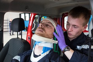 POSE D'UNE ATTELLE CERVICALE POUR IMMOBILISATION DE LA NUQUE, MANOEUVRE DE LA GARDE, FORMATION AU SECOURS ROUTIER, CENTRE DE SECOURS DE BREVAL, YVELINES (78), FRANCE 