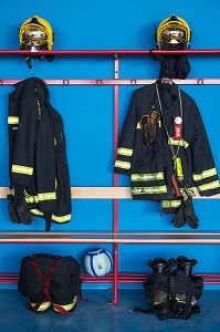 TENUE D'INTERVENTION DES SAPEURS-POMPIERS DANS LA REMISE DU CENTRE DE SECOURS DE BREVAL, YVELINES (78), FRANCE 
