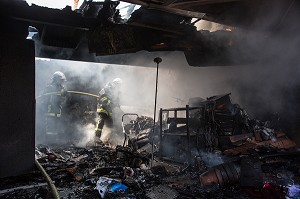 SAPEURS-POMPIERS EN INTERVENTION SUR UN FEU DE GARAGE AVEC PROPAGATION A LA MAISON, LES ULLIS (91), FRANCE 