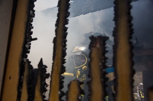 SAPEURS-POMPIERS EN INTERVENTION SUR UN FEU DE GARAGE AVEC PROPAGATION A LA MAISON, LES ULLIS (91), FRANCE 