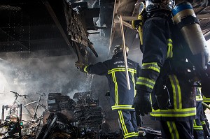 SAPEURS-POMPIERS EN INTERVENTION SUR UN FEU DE GARAGE AVEC PROPAGATION A LA MAISON, LES ULLIS (91), FRANCE 