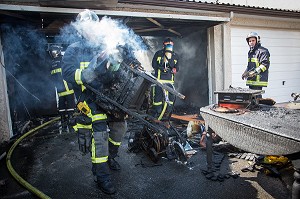 SAPEURS-POMPIERS EN INTERVENTION SUR UN FEU DE GARAGE AVEC PROPAGATION A LA MAISON, LES ULLIS (91), FRANCE 