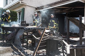 SAPEURS-POMPIERS EN INTERVENTION SUR UN FEU DE GARAGE AVEC PROPAGATION A LA MAISON, LES ULLIS (91), FRANCE 