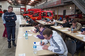 EPREUVE ECRITE DU TEST DE CAMPAGNE DE RECRUTEMENT DEPARTEMENTALE DES SAPEURS-POMPIERS VOLONTAIRES, BERNAY, EURE (27), FRANCE 