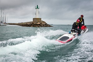 SAPEURS-POMPIERS DU SDIS 56 EN JET-SKI, INTERVENTION RAPIDE DE SAUVETAGE AQUATIQUE, PRESQU'ILE DE QUIBERON, MORBIHAN (56), FRANCE 