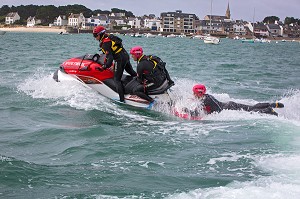 SAPEURS-POMPIERS DU SDIS 56 EN JET-SKI, INTERVENTION RAPIDE DE SAUVETAGE AQUATIQUE, PRESQU'ILE DE QUIBERON, MORBIHAN (56), FRANCE 