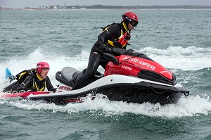 SAPEURS-POMPIERS DU SDIS 56 EN JET-SKI, INTERVENTION RAPIDE DE SAUVETAGE AQUATIQUE, PRESQU'ILE DE QUIBERON, MORBIHAN (56), FRANCE 