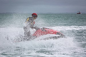 SAPEUR-POMPIER DU SDIS 56 EN JET-SKI, INTERVENTION RAPIDE DE SAUVETAGE AQUATIQUE, PRESQU'ILE DE QUIBERON, MORBIHAN (56), FRANCE 