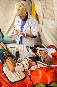 MEDECINS DU SAMU A L’INTERIEUR D’UN POSTE MEDICAL AVANCE (PMA), INTERVENTION SUITE A L’EFFONDREMENT DE GRADINS PENDANT UN SPECTACLE MUSICAL, EXERCICE DE SECURITE CIVILE, SECOURS A DE NOMBREUSES VICTIMES (PLAN NOVI), CHATEAU DE SAINTE-SUZANNE, MAYENNE (53), FRANCE 