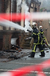 BALISAGE DE LA ZONE D'INTERVENTION A LA RUBALISE, EXTINCTION D’UN FEU D’HABITATION, INTERVENTION DES SAPEURS-POMPIERS DANS LE CENTRE VILLE DE RUGLES, EURE (27), FRANCE 