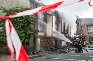 BALISAGE DE LA ZONE D'INTERVENTION A LA RUBALISE, EXTINCTION D’UN FEU D’HABITATION, INTERVENTION DES SAPEURS-POMPIERS DANS LE CENTRE VILLE DE RUGLES, EURE (27), FRANCE 