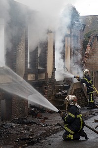 EXTINCTION D’UN FEU D’HABITATION, INTERVENTION DES SAPEURS-POMPIERS DANS LE CENTRE VILLE DE RUGLES, EURE (27), FRANCE 