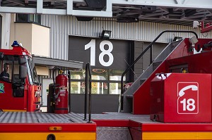 GRANDE ECHELLE (EPA) ET 18, NUMERO D'URGENCE DES SAPEURS-POMPIERS, CENTRE D'INCENDIE ET DE SECOURS DE NEUFCHATEL-EN-BRAY, SEINE-MARITIME (76), FRANCE 