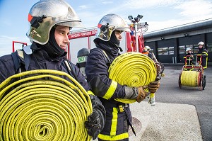 MANOEUVRE DE LA GARDE DE SAPEURS-POMPIERS, CENTRE D'INCENDIE ET DE SECOURS DE NEUFCHATEL-EN-BRAY, SEINE-MARITIME (76), FRANCE 