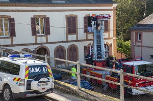 EVACUATION D'UNE VICTIME PAR LA GRANDE ECHELLE DES SAPEURS-POMPIERS, EN PRESENCE DU MEDECIN DU SAMU, RUGLES, EURE (27), FRANCE 