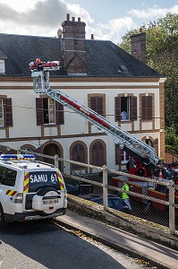 EVACUATION D'UNE VICTIME PAR LA GRANDE ECHELLE DES SAPEURS-POMPIERS, EN PRESENCE DU MEDECIN DU SAMU, RUGLES, EURE (27), FRANCE 