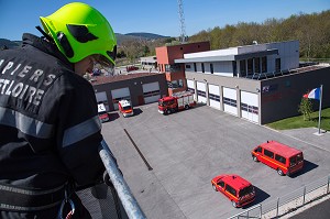 SAPEURS-POMPIERS SUR LA GRANDE ECHELLE DU CENTRE D'INTERVENTION ET DE SECOURS DE AUTUN, CASERNE DES SAPEURS-POMPIERS AUX NORMES HQE, SAONE-ET-LOIRE (71), FRANCE 