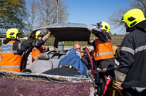 MANOEUVRE DE LA GARDE, SECOURS ROUTIER AVEC DESINCARCERATION D'UNE VICTIME, CENTRE D'INTERVENTION ET DE SECOURS DE AUTUN, CASERNE DES SAPEURS-POMPIERS, SAONE-ET-LOIRE (71), FRANCE 