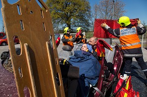 MANOEUVRE DE LA GARDE, SECOURS ROUTIER AVEC DESINCARCERATION D'UNE VICTIME, CENTRE D'INTERVENTION ET DE SECOURS DE AUTUN, CASERNE DES SAPEURS-POMPIERS, SAONE-ET-LOIRE (71), FRANCE 