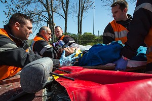 MANOEUVRE DE LA GARDE, SECOURS ROUTIER AVEC DESINCARCERATION D'UNE VICTIME, CENTRE D'INTERVENTION ET DE SECOURS DE AUTUN, CASERNE DES SAPEURS-POMPIERS, SAONE-ET-LOIRE (71), FRANCE 