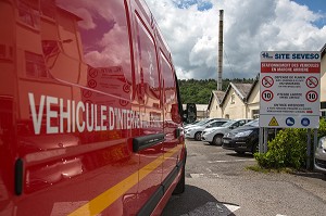 ARRIVEE DU VEHICULE D'INTERVENTION DE RISQUES TECHNOLOGIQUES SUR UN SITE SEVESO, EXERCICE PPI A L'USINE HOWA-TRAMICO, BRIONNE (27), EURE, FRANCE 