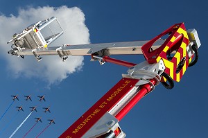 PASSAGE DE LA PATROUILLE DE FRANCE DEVANT UN BRAS ELEVATEUR AUTOMATIQUE, EXPOSITION DE MATERIELS ET CAMIONS, CONGRES NATIONAL DES SAPEURS-POMPIERS DE FRANCE, AVIGNON (84), FRANCE 