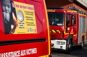 CAMPAGNE DE PREVENTION DES RISQUES DOMESTIQUES SUR LES CAMIONS DE SAPEURS-POMPIERS, LE FEU NE DORT JAMAIS, LES DETECTEURS DE FUMEES SAUVENT LA VIE DE NOS ENFANTS, AVIGNON (84), FRANCE 