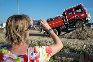 VISITEUR EN TRAIN DE PHOTOGRAPHIER LES CAMIONS FEUX DE FORET, CONGRES NATIONAL DES SAPEURS-POMPIERS DE FRANCE, AVIGNON (84), FRANCE 