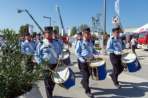 DEFILE DE LA FANFARE SAPEURS-POMPIERS, CONGRES NATIONAL DES SAPEURS-POMPIERS DE FRANCE, AVIGNON (84), FRANCE