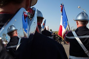 GARDE AU DRAPEAU AVEC LA HACHE DES SAPEURS-POMPIERS, CONGRES NATIONAL DES SAPEURS-POMPIERS DE FRANCE, AVIGNON (84), FRANCE 