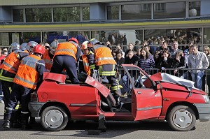 EXERCICE SAPEURS-POMPIERS AU LYCEE, FRANCE 