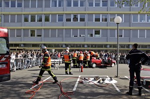 EXERCICE SAPEURS-POMPIERS AU LYCEE, FRANCE 