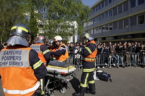 EXERCICE SAPEURS-POMPIERS AU LYCEE, FRANCE 