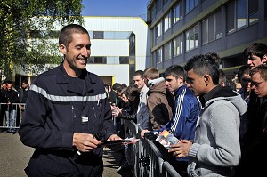 EXERCICE SAPEURS-POMPIERS AU LYCEE, FRANCE 