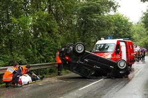 INTERVENTION POUR UN ACCIDENT DE VOITURE SUR LA VOIE PUBLIQUE EN PERIPHERIE DE LA VILLE AVEC LES SAPEURS-POMPIERS DU CENTRE DE SECOURS PRINCIPAL D'AGEN, (47) LOT-ET-GARONNE, FRANCE 