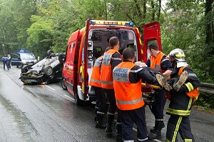 INTERVENTION POUR UN ACCIDENT DE VOITURE SUR LA VOIE PUBLIQUE EN PERIPHERIE DE LA VILLE AVEC LES SAPEURS-POMPIERS DU CENTRE DE SECOURS PRINCIPAL D'AGEN, (47) LOT-ET-GARONNE, FRANCE 