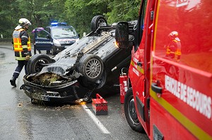 INTERVENTION POUR UN ACCIDENT DE VOITURE SUR LA VOIE PUBLIQUE EN PERIPHERIE DE LA VILLE AVEC LES SAPEURS-POMPIERS DU CENTRE DE SECOURS PRINCIPAL D'AGEN, (47) LOT-ET-GARONNE, FRANCE 