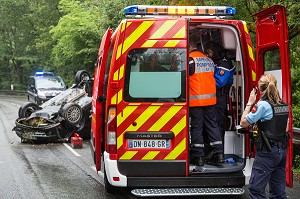 INTERVENTION POUR UN ACCIDENT DE VOITURE SUR LA VOIE PUBLIQUE EN PERIPHERIE DE LA VILLE AVEC LES SAPEURS-POMPIERS DU CENTRE DE SECOURS PRINCIPAL D'AGEN, (47) LOT-ET-GARONNE, FRANCE 