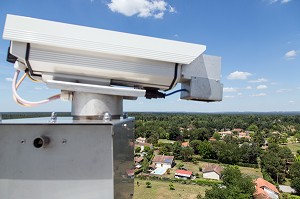 CAMERAS INSTALLEES DANS LES VIGIES DU SADIF (SYSTEME AUTOMATIQUE DE DETECTION DES INCENDIES DE FORETS) POUR L'ENVOI DES IMAGES A LA SALLE PC FEU DU CENTRE DE SECOURS DE HOUEILLES (47), PARC REGIONAL DES LANDES DE GASGOGNE, LOT-ET-GARONNE, FRANCE 