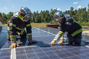 ENTRAINEMENT DES SAPEURS-POMPIERS SUR UN TOIT DE PANNEAUX PHOTOVOLTAIQUES, CENTRE DE SECOURS DE HOUEILLES (47) LOT-ET-GARONNE, FRANCE 