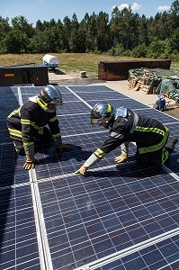 ENTRAINEMENT DES SAPEURS-POMPIERS SUR UN TOIT DE PANNEAUX PHOTOVOLTAIQUES, CENTRE DE SECOURS DE HOUEILLES (47) LOT-ET-GARONNE, FRANCE 
