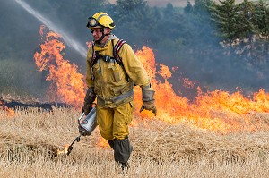 EQUIPE DE BRULAGES DIRIGES A L'ALLUMAGE, FORMATION FEUX REELS SUR FEU DE CHAUME, PORT-SAINTE-MARIE (47), FRANCE 