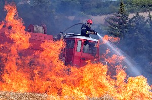 EXTINCTION DE L'INCENDIE AVEC UN CCF EQUIPE D'UNE TOURELLE, FORMATION FEUX REELS SUR FEU DE CHAUME, PORT-SAINTE-MARIE (47), FRANCE 