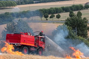 EXTINCTION DE L'INCENDIE AVEC UN CCF EQUIPE D'UNE TOURELLE, FORMATION FEUX REELS SUR FEU DE CHAUME, PORT-SAINTE-MARIE (47), FRANCE 